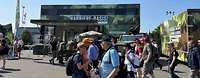 Besucherinnen und Besucher tummeln sich vor dem Karrieretruck der Bundeswehr. 