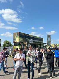 In der Motosport Arena steht der Karrieretruck der Bundeswehr, davor Besucherinnen und Besucher.