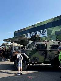 Ein Besucher betrachtet das geschützte Führungs- und Funktionsfahrzeug Eagle IV.