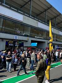 An der Rennbahn steht ein Soldat vorbeilaufenden Besucherinnen bei Fragen zur Verfügung.