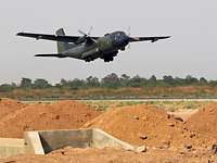 Ein Transportflugzeug vom Typ Transall C-160 beim Start