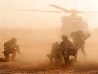 Soldaten sichern die Landung eines Mehrzweckhubschraubers NH-90 in der Wüste