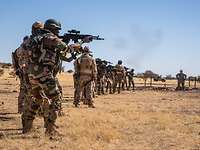 Deutsche Soldaten trainieren mit nigrischen Soldaten das Schießen