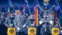 Ein Musikorchester der Bundeswehr marschiert