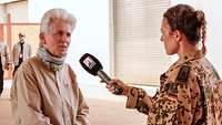 Eine Soldatin interviewt Dr. Strack Zimmermann in Mali
