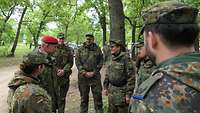 Mehrere Soldaten stehen in Uniform zusammen
