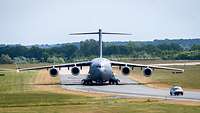 Eine amerikanische C-17 landet 