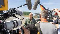 Lieutenant General Ingo Gerhartz stands in front of numerous members of the press and makes a statement.