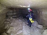 Cornelia E. erforscht eine Höhle Eine Frau in einer Höhle.