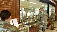 Amerikanische Soldaten holen sich in der Truppenküche eine Mahlzeit