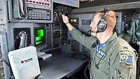 Ein Navigator sitzt am Navigationssystem 