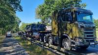 Schwerlaster mit Bergepanzer Büffel