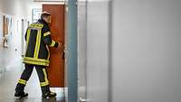 Christoph Jebe hat sich seine schwarz-gelbe Feuerschutzkleidung angezogen.