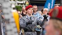 Eine Musikerin in Uniform