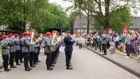 Soldaten in Formation musizieren