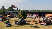 Luftbild eines Fuhrpark aus Arbeitsmaschinen