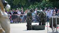 Soldaten in ABC-Schutzkleidung bei einer Vorfühung vor Publikum am Tag der Bundeswehr