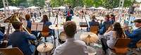 Ein Blasorchester musiziert auf einer Bühne vor Publikum am Tag der Bundeswehr