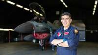 Leutnant Christos G. steht vor einer der vier F-16