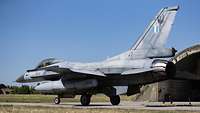 Eine griechische F-16 rollt vor einem Hangar auf dem Lechfeld