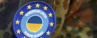 Nahaufnahme von einem Patch der European Union mit der Aufschrift „EUMAM Ukraine“