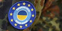 Nahaufnahme von einem Patch der European Union mit der Aufschrift „EUMAM Ukraine“