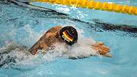 Ein Sportler schwimmt in einem Schwimmbecken
