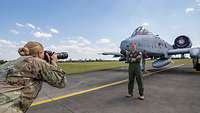 Becky V. fotografiert einen US-Piloten vor einer A-10 der Idaho Air National Guard
