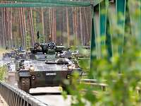 Straßenmarsch nach Pabradė Schützenpanzer Marder überqueren eine Brücke.