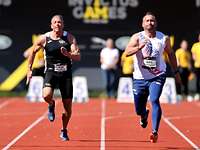 Sprinten Invictus Games Vier Läufer sprinten auf der Tartanbahn auf den Betrachter zu