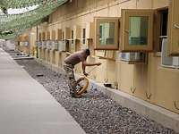 Für einen reibungslosen Ablauf Zwei Soldaten, die vor Unterkunftscontainern Kabel verlegen.
