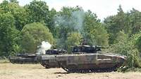 Drei Panzer in einer Vorführung