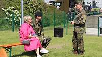 Militärpfarrer Winfried Moselewski im Gespräch mit Brigadekommandeur Oberst Marco Eggert