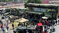 Die Karrierebasis der Bundeswehr, davor Spähwagen FENNEK und viele Besucher auf dem Sachsenring