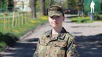 Porträtbild einer Soldatin auf einem Weg.