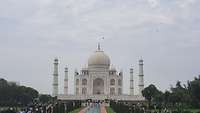 Touristen fotografieren die berühmte Grabmoschee Taj Mahal in der indischen Stadt Agra.