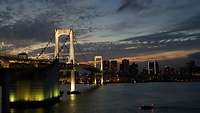 Die Regenbogenbücke in Tokyo ist während der Dämmerung zu sehen.