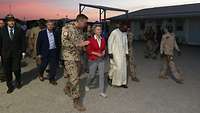 Ursula von der Leyen läuft in Begleitung von Soldaten und Zivilisten durch das Feldlager in Niamey