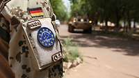 Das Wappen der EU-Trainingsmission in Mali an der Uniform eines deutschen Soldaten