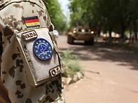 Das Wappen der EU-Trainingsmission in Mali an der Uniform eines deutschen Soldaten