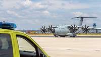 Ein Airbus A400M MedEvac rollt auf dem Flugfeld