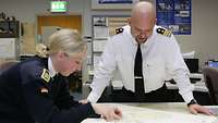 Zwei Bundeswehrsoldaten am Kartentisch