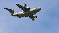 Laderampe Ein großes Flugzeug fliegt mit geöffneter Laderampe