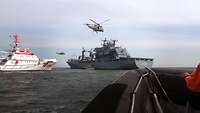 Boot, Schiff und Hubschrauber auf See