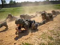 Soldaten gleiten über staubigen Boden