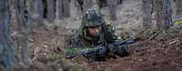 Ein Soldat gleiten auf dem Boden eines Waldes