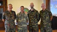 Gruppenbild mit Stabsoffizieren aus vier Ländern