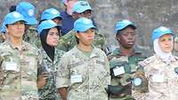 Frauen in verschiedenen Uniformen sind gemeinsam in einer Formation angetreten.