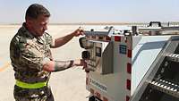 Sorgt für frisches Wasser an Bord Ein Soldat bedient eine Maschine, die auf einem Flugfeld steht.