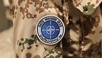 Das Patch der Training and Development Division im Irak am rechten Arm einer Soldatin